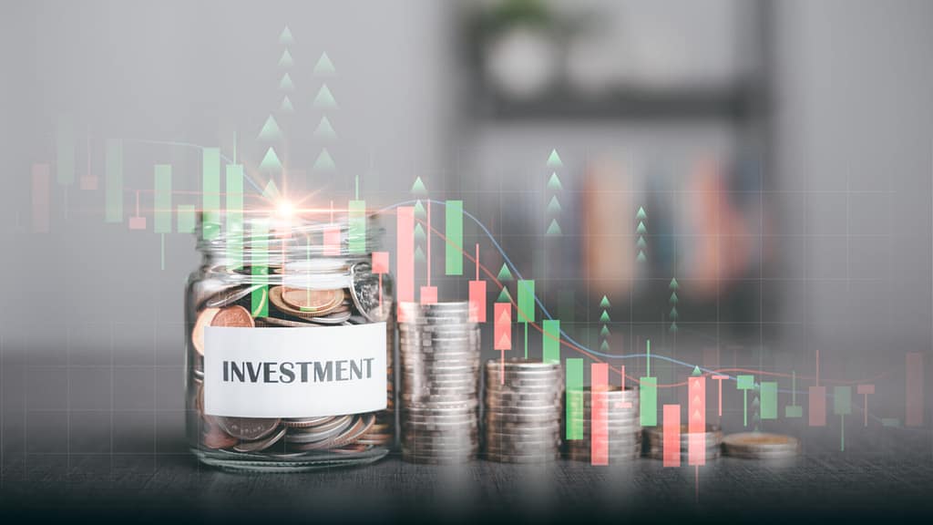 Gráfico mostrando evolução de FIIs no longo prazo com prédios comerciais ao fundo representando investimentos imobiliários para aposentadoria