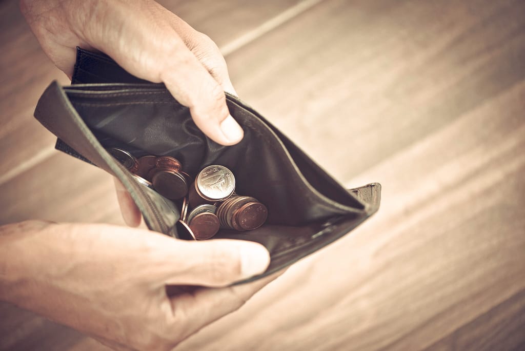 como sair das dívidas: poucas moedas em uma carteira