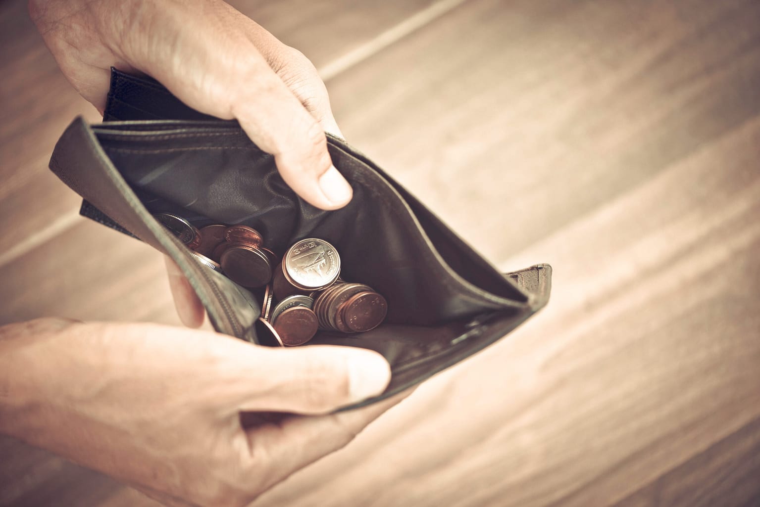 como sair das dívidas: poucas moedas em uma carteira
